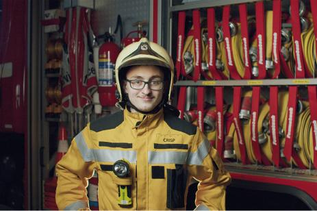 Ein Mitglied der freiwilligen Feuerwehr beschäftigen